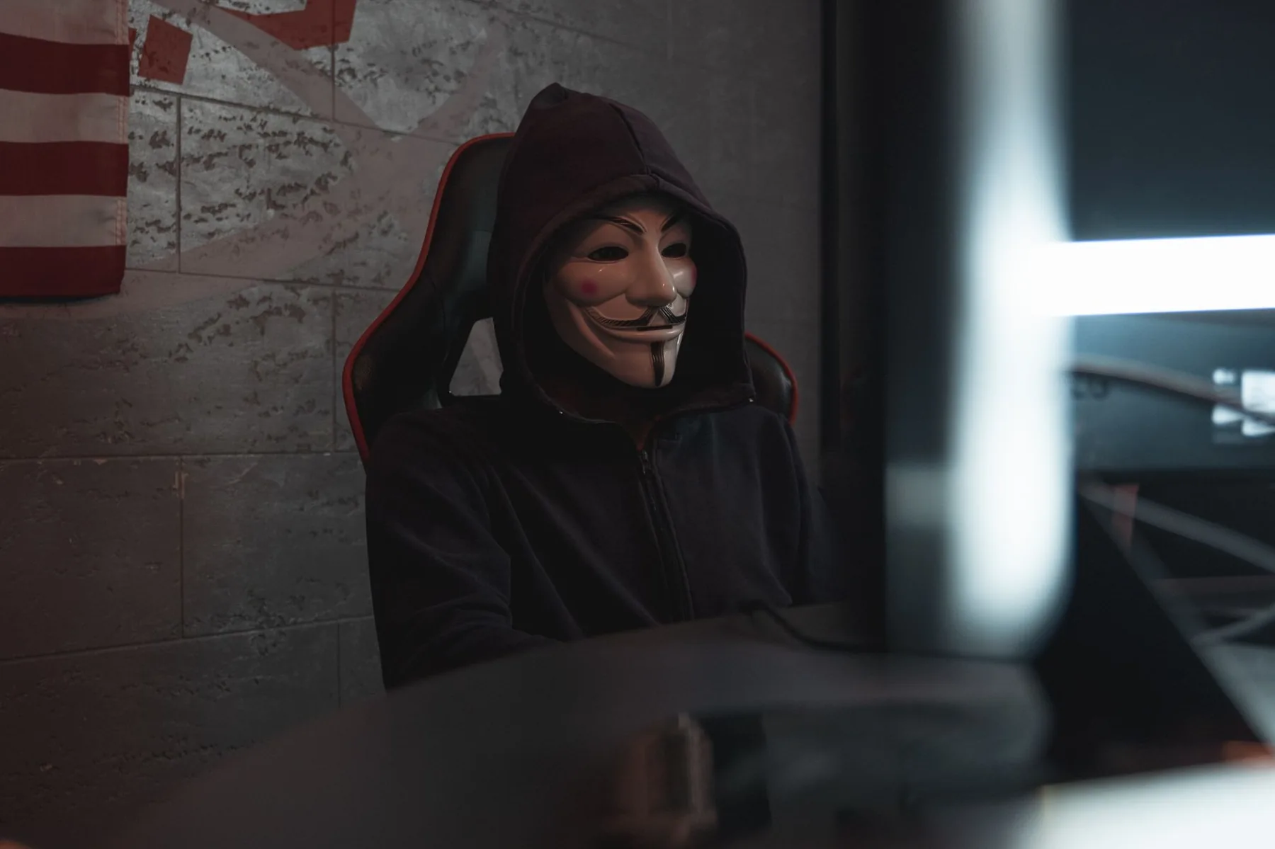 Écran d'ordinateur affichant des éléments de sécurité et de confidentialité symbolisant l'anonymat sur Internet