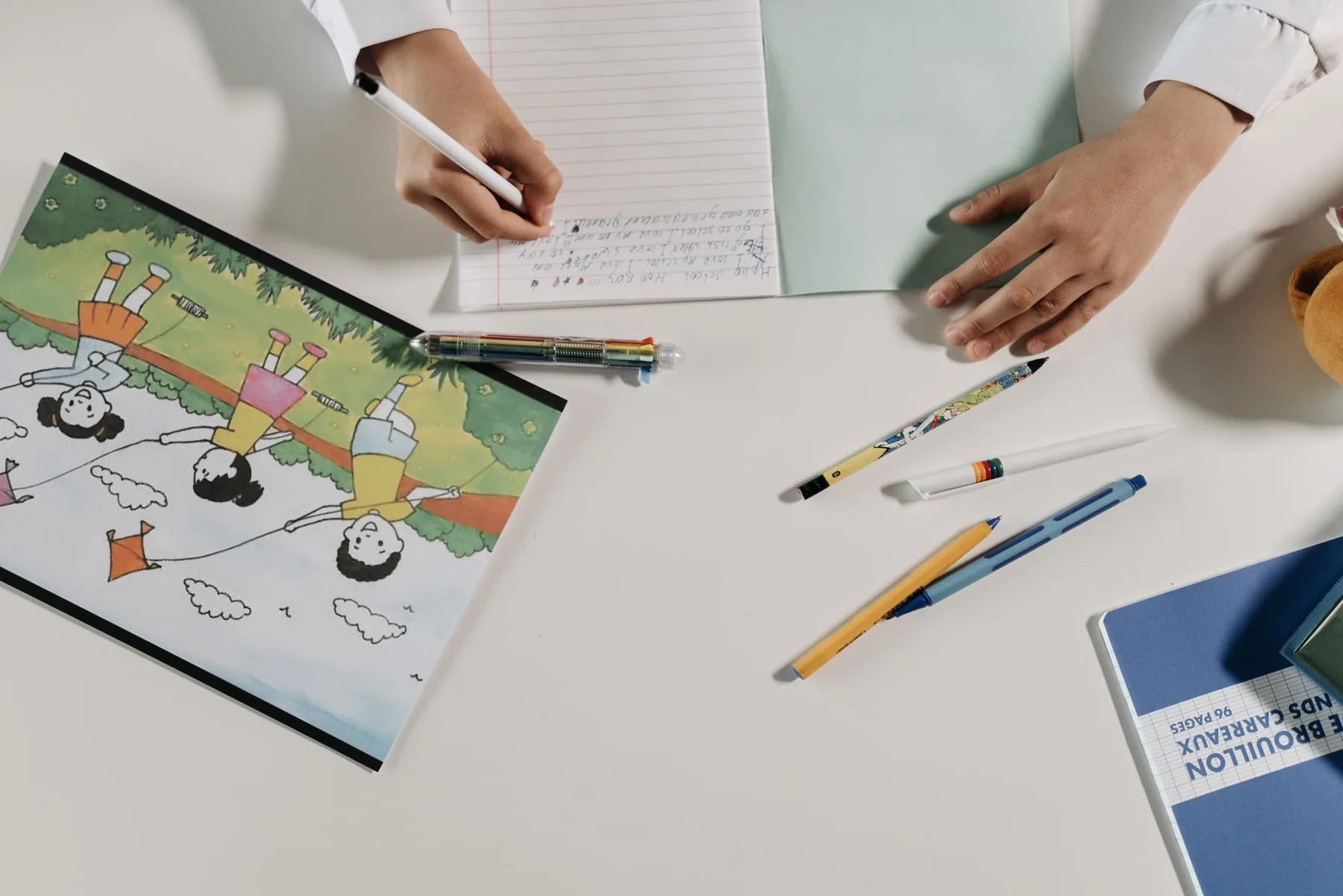 Personne suivant une formation en ligne flexible sur ordinateur portable depuis son domicile
