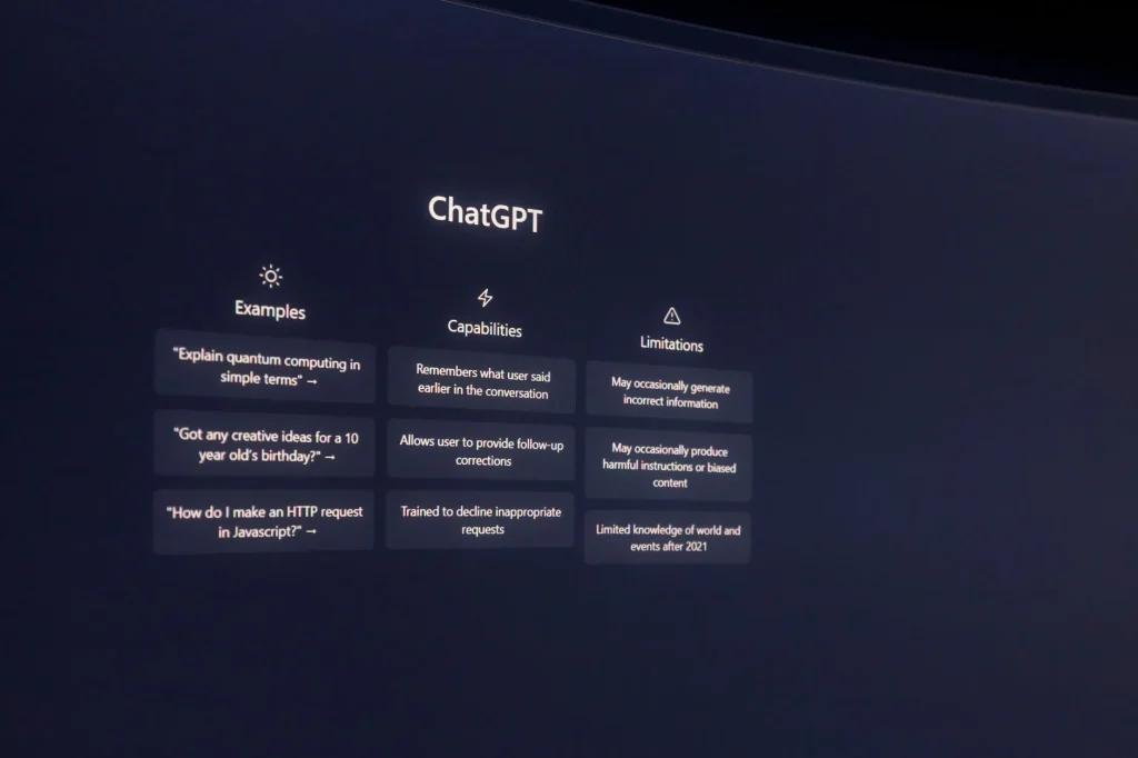 Comparaison entre ChatGPT et Gemini sur un écran d'ordinateur, deux interfaces IA côte à côte