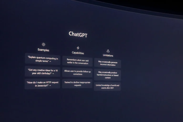 Comparaison entre ChatGPT et Gemini sur un écran d'ordinateur, deux interfaces IA côte à côte