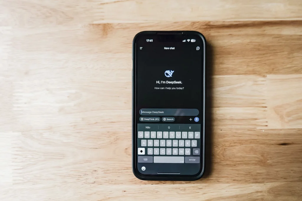 Interface de deux assistants IA côte à côte sur un écran d'ordinateur