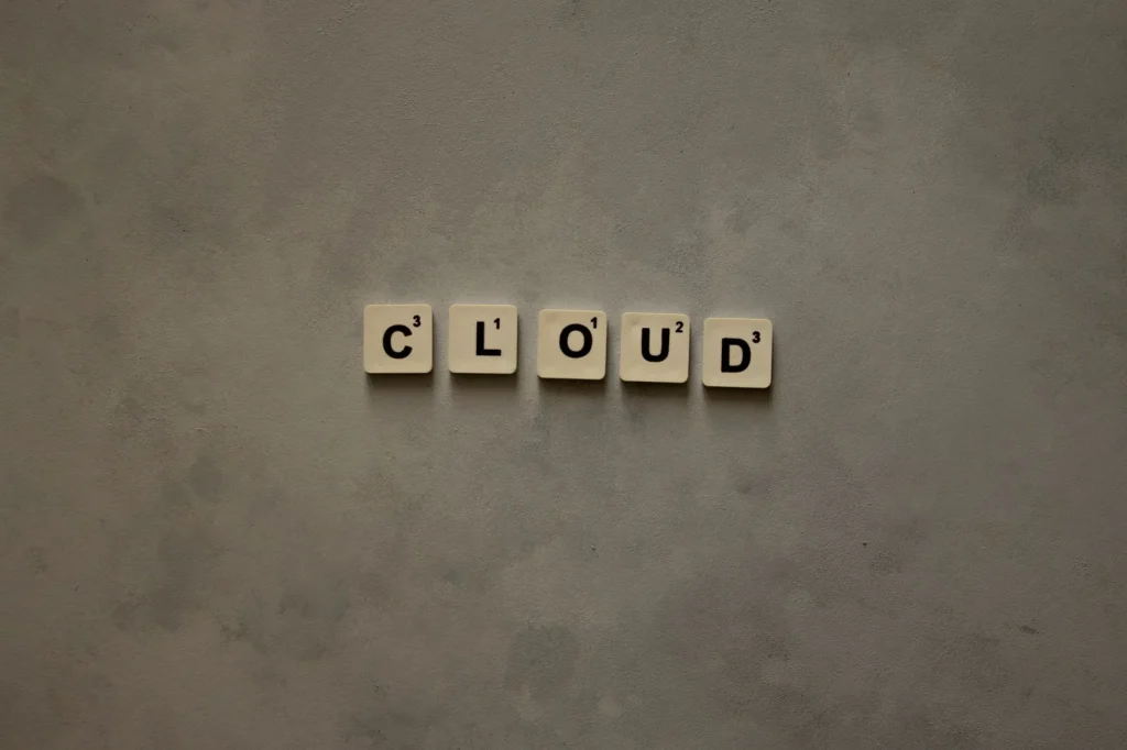 Serveurs de données et infrastructure cloud computing, illustrant les enjeux de sécurité
