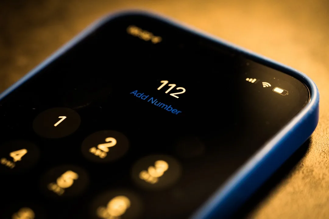 Écran des paramètres affichant le numéro IMEI sur un smartphone posé sur table