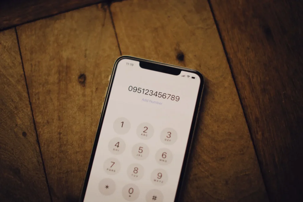 Écran de smartphone affichant un code IMEI à 15 chiffres dans les réglages