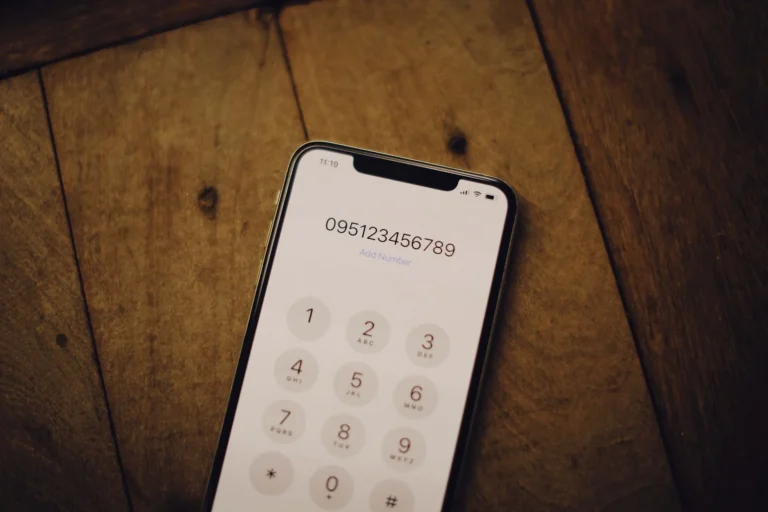 Écran de smartphone affichant un code IMEI à 15 chiffres dans les réglages