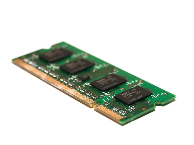 Barrette de mémoire RAM installée dans un ordinateur de bureau