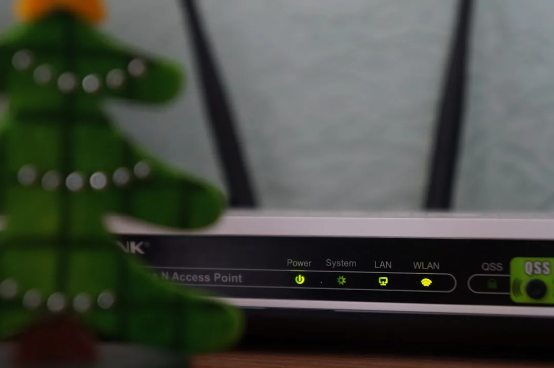 Routeur modem blanc et noir avec câbles réseau pour la définition d'un routeur