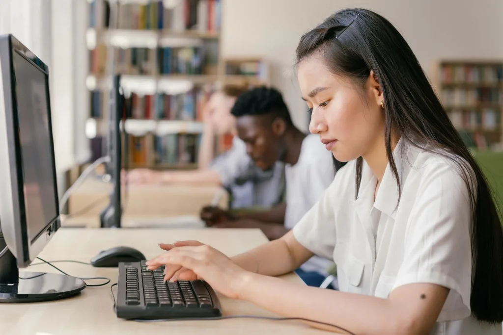 Écran d'ordinateur affichant des termes informatiques organisés par thèmes sur fond sombre