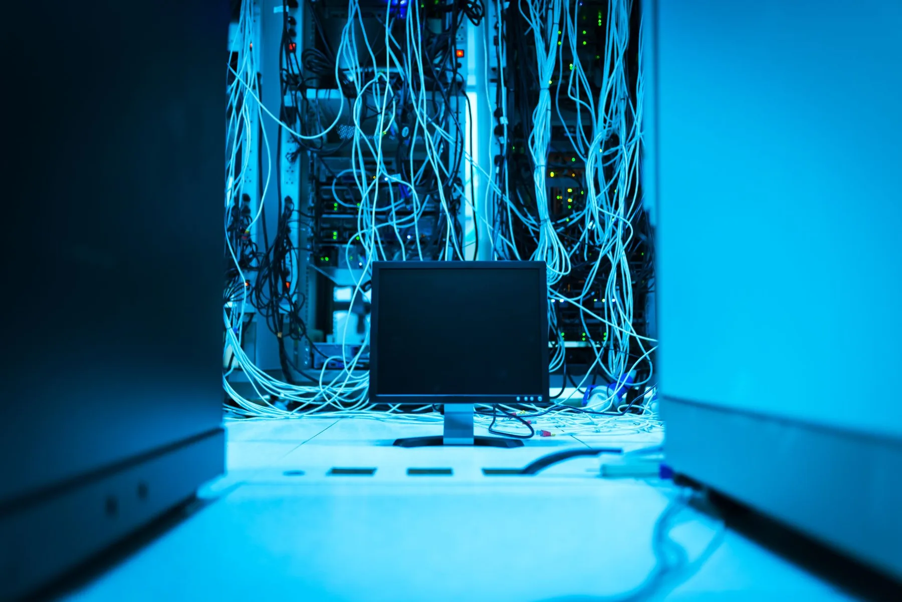 Schéma illustrant la connexion entre ordinateurs en réseau local et la structure mondiale d'Internet