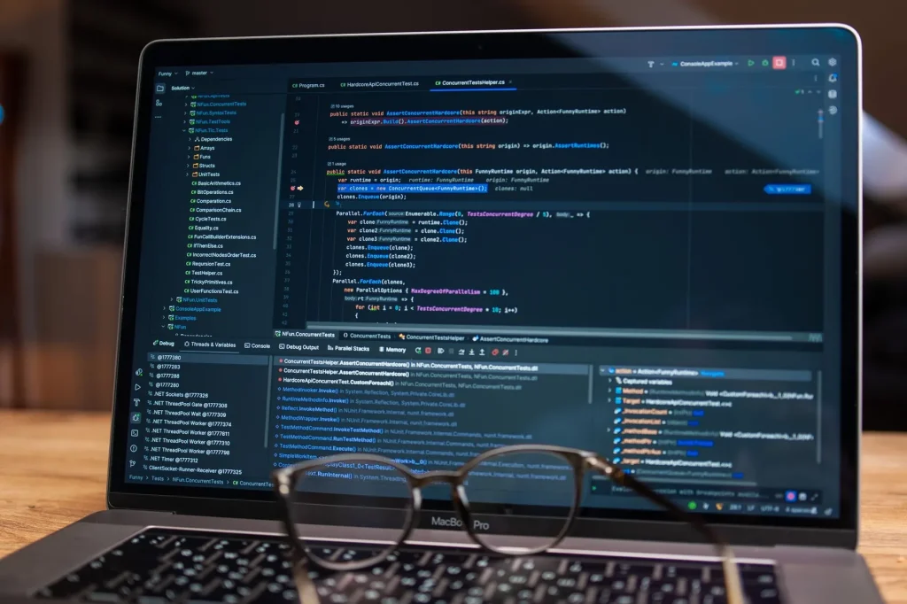 Comparaison entre un logiciel installé sur ordinateur et une application web accessible en ligne