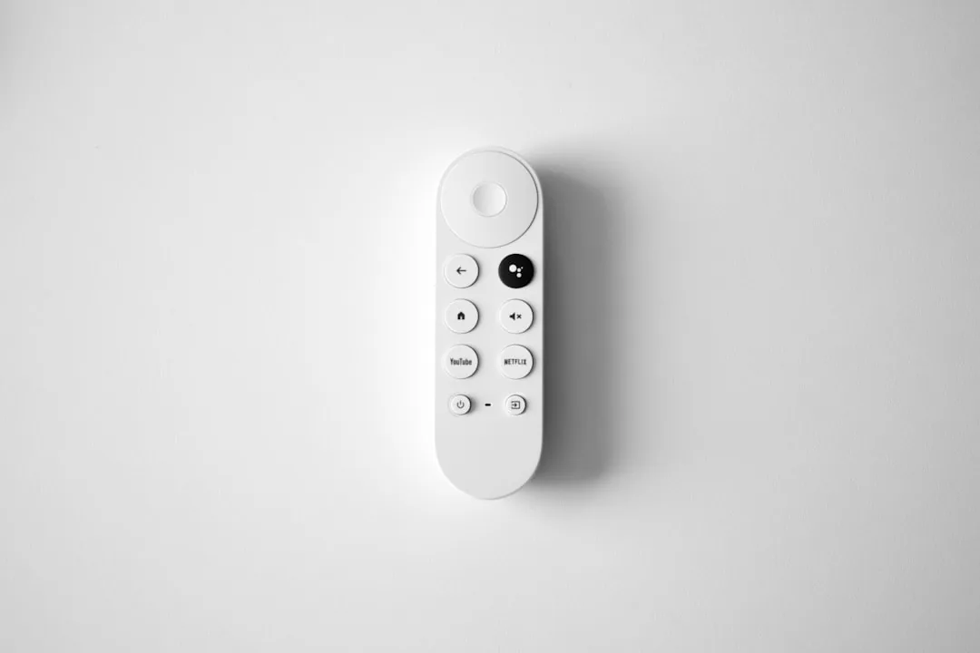 Télécommande blanche pour contrôler le fonctionnement Chromecast et la diffusion vidéo