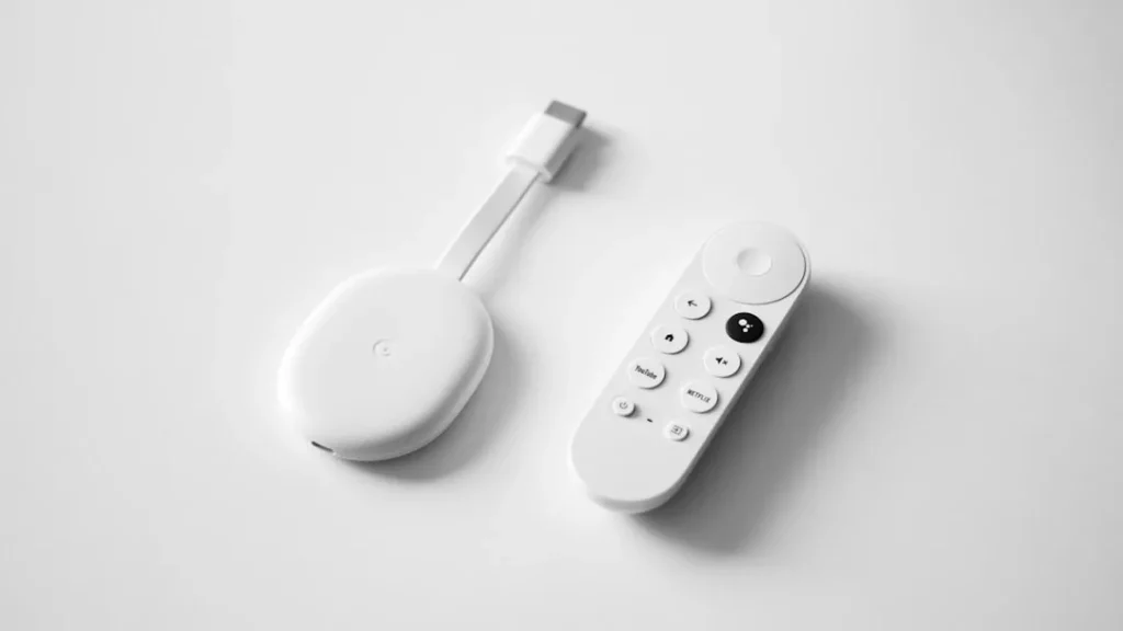 Dongle Chromecast branché sur un port HDMI de téléviseur connecté au WiFi
