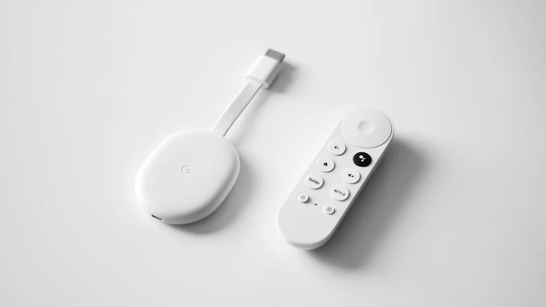 Dongle Chromecast branché sur un port HDMI de téléviseur connecté au WiFi
