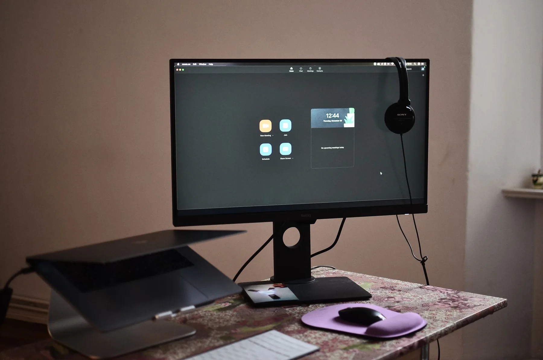Espace de travail avec ordinateur portable, documents et outils numériques symbolisant le télétravail moderne