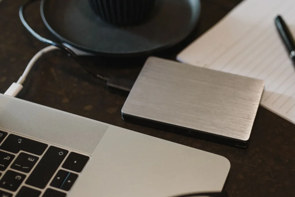 Sauvegarde de données numériques sur disque dur et cloud, illustrant les méthodes de protection des fichiers