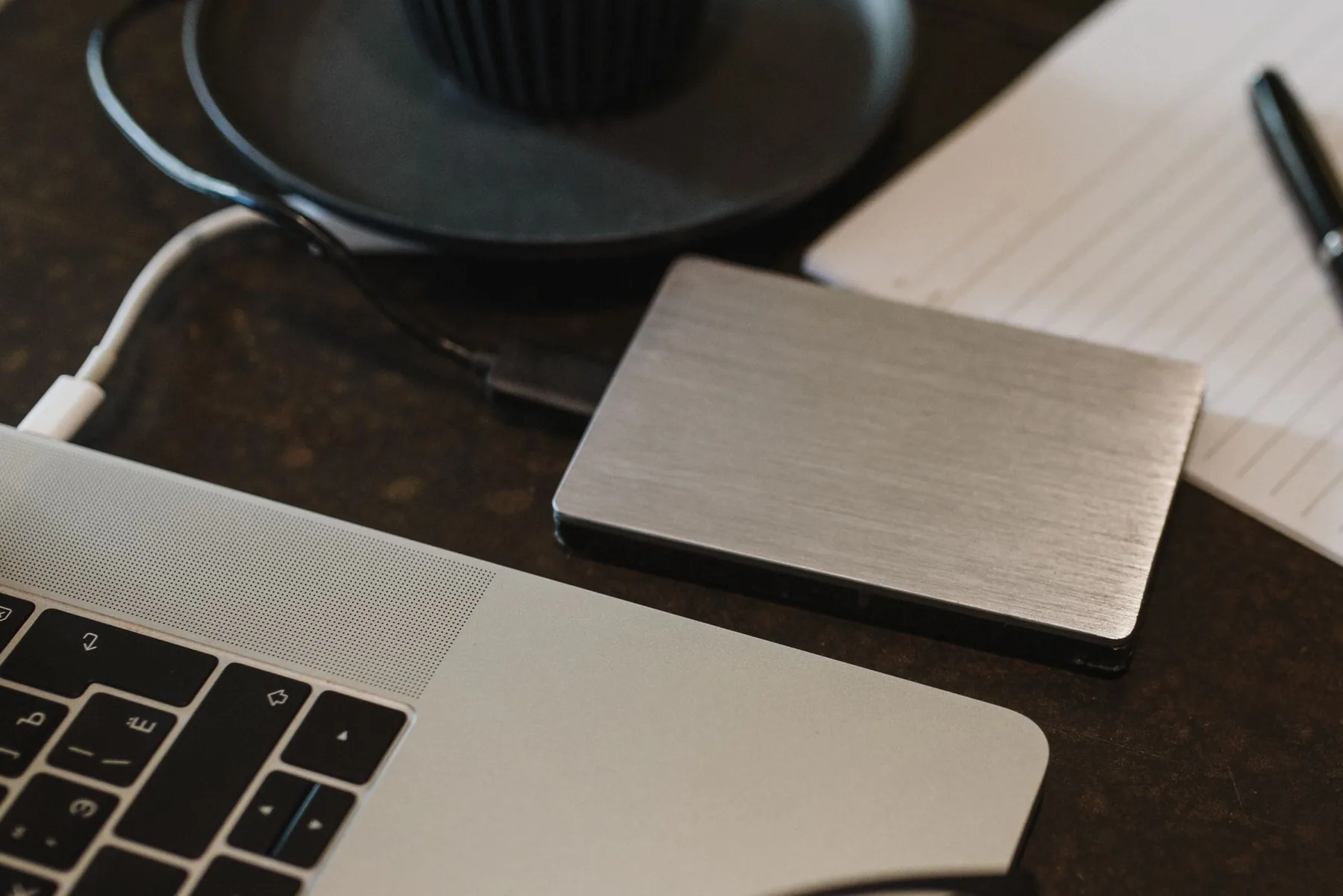 Sauvegarde de données numériques sur disque dur et cloud, illustrant les méthodes de protection des fichiers
