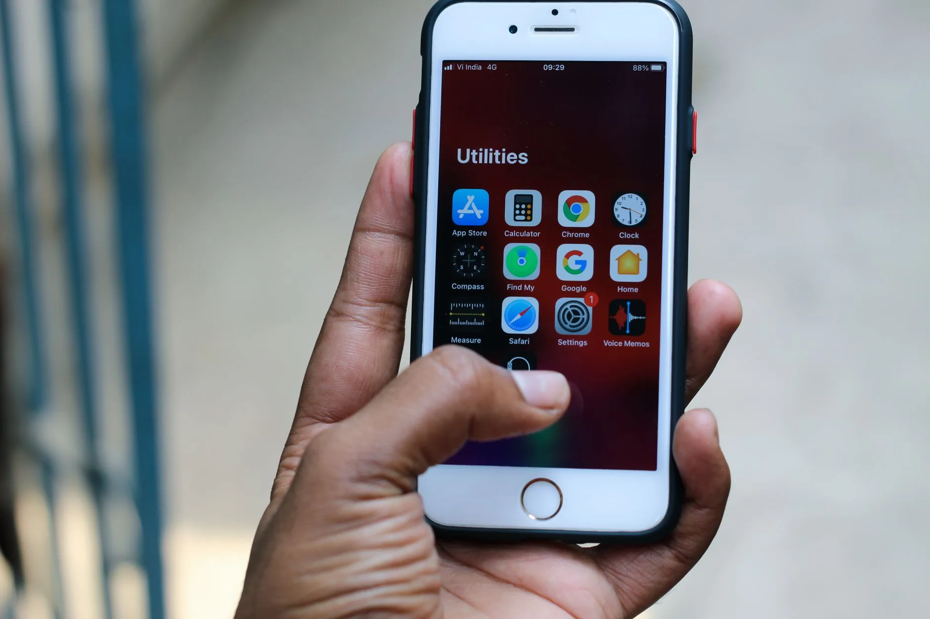 Smartphone affichant un reseau de donnees mobiles 4G haute vitesse