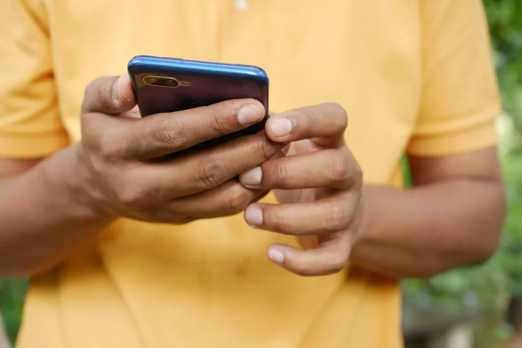 Smartphone affichant une icône de réseau 4G avec barres de signal mobiles