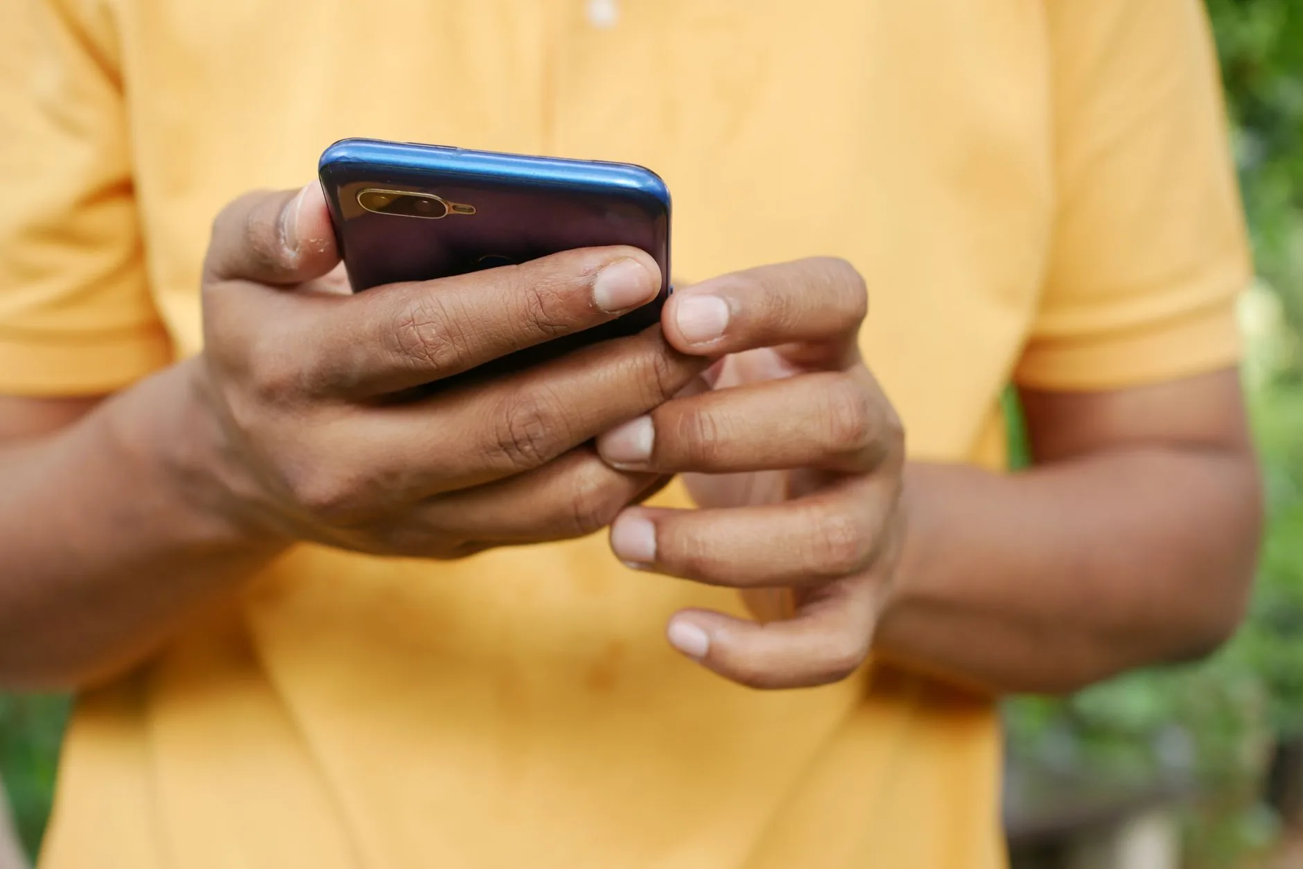 Smartphone affichant une icône de réseau 4G avec barres de signal mobiles