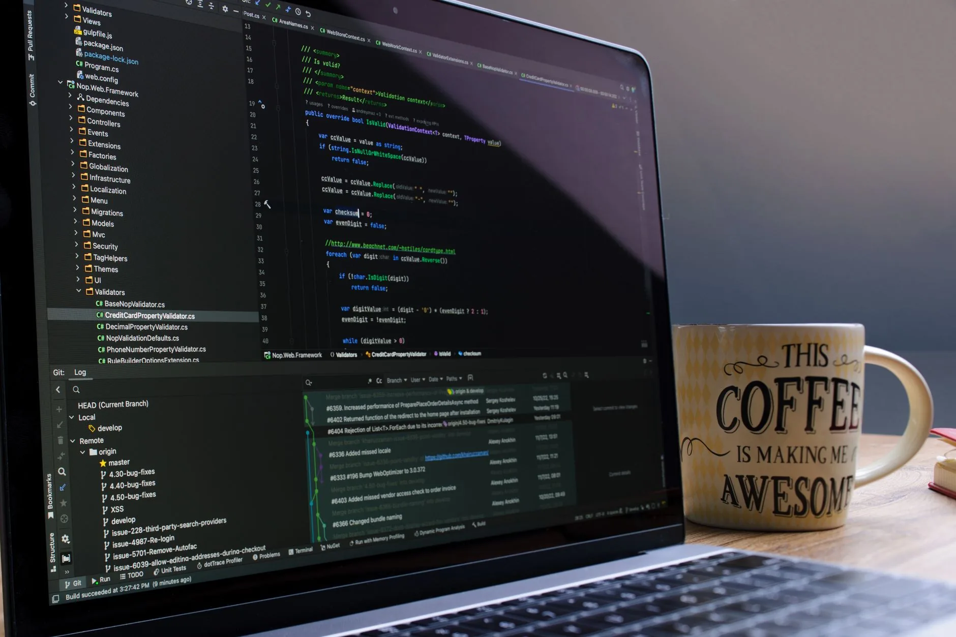 Écran d'un logiciel de programmation IDE affichant du code dans un environnement de bureau