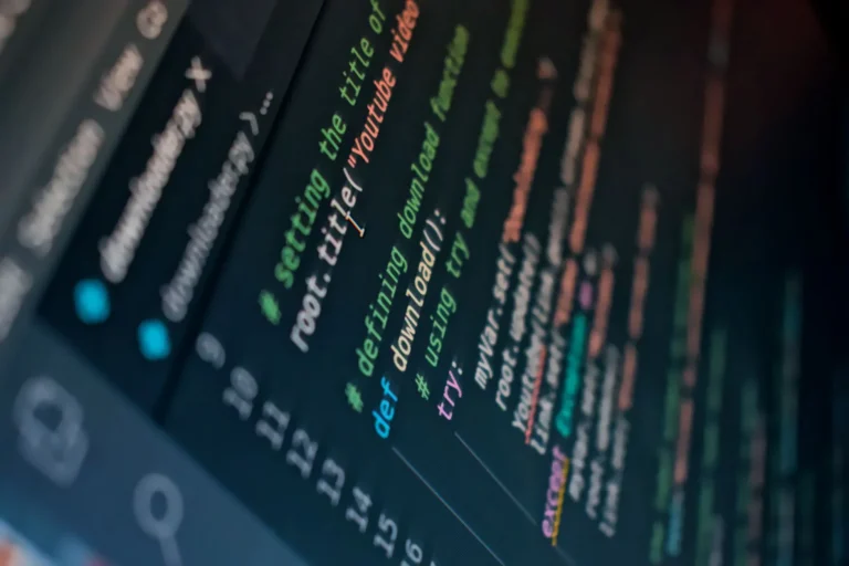 Écran d'ordinateur affichant du code de programmation dans un éditeur moderne
