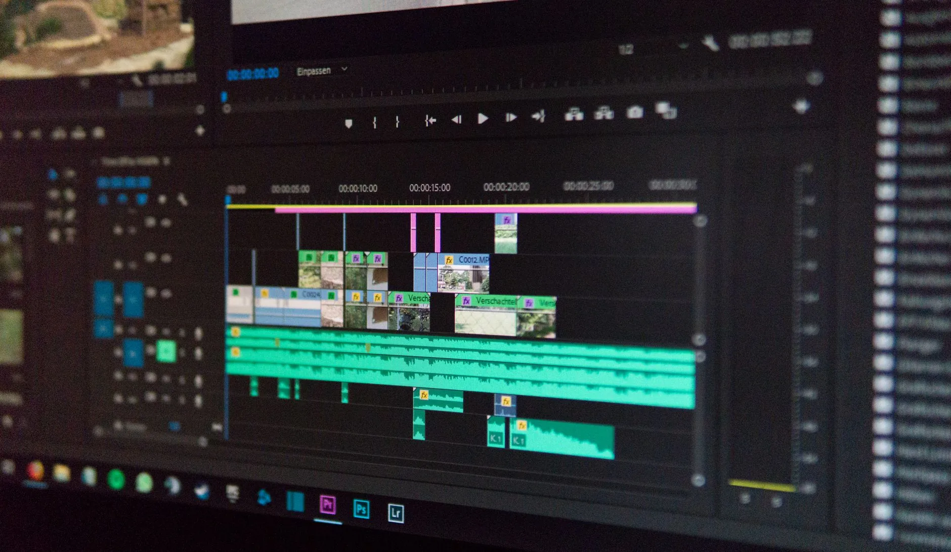 Interface de montage vidéo Adobe Premiere affichant la timeline et les outils du meilleur logiciel de montage