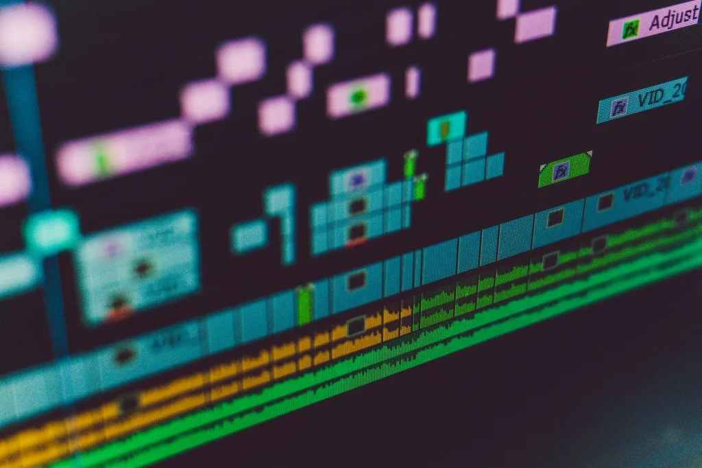 Interface de logiciel de montage vidéo sur écran d'ordinateur avec timeline et clips