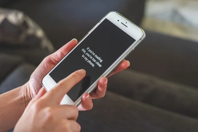 Smartphone affichant numéro privé sur écran d'appel entrant