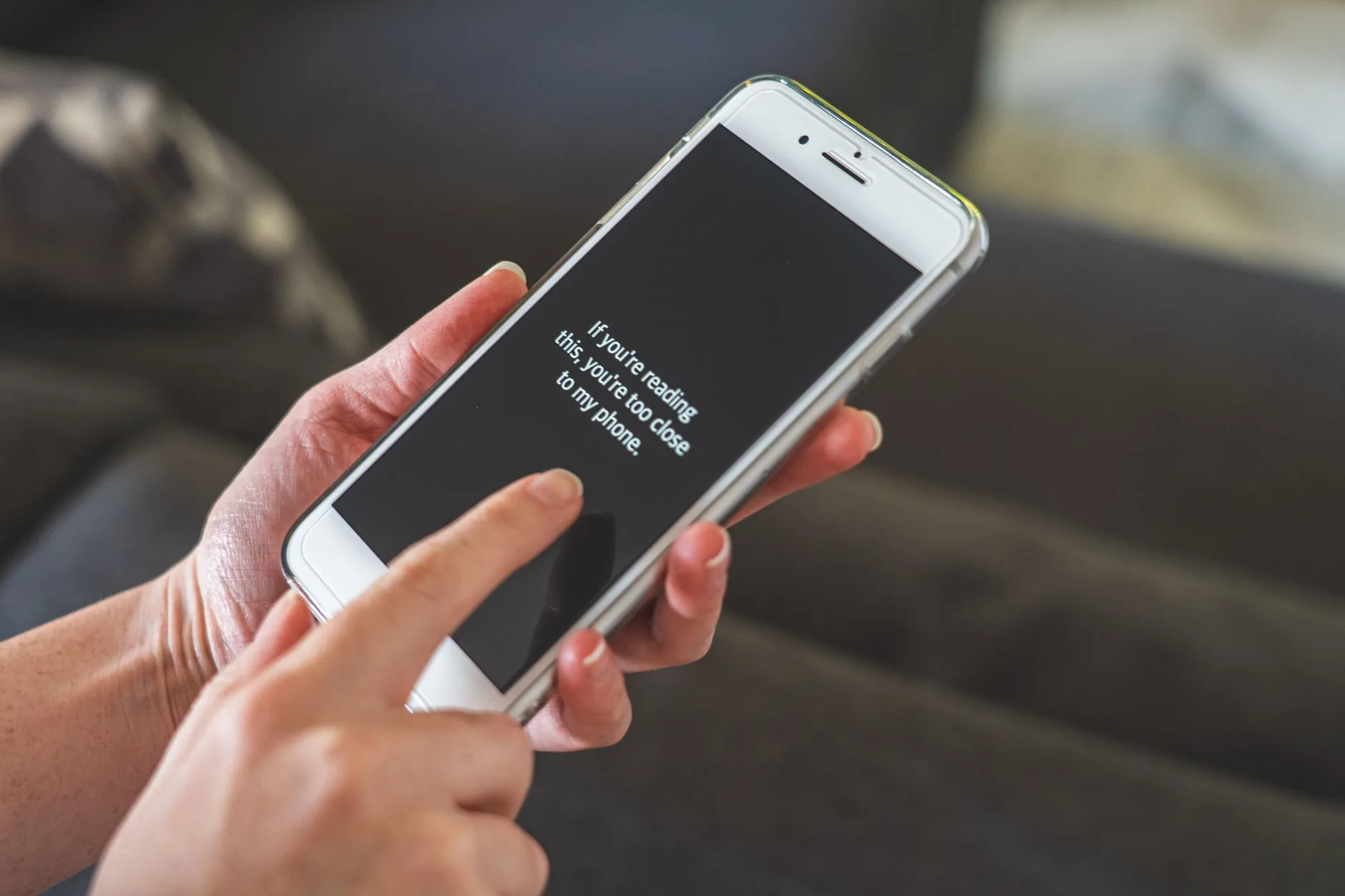 Smartphone affichant numéro privé sur écran d'appel entrant