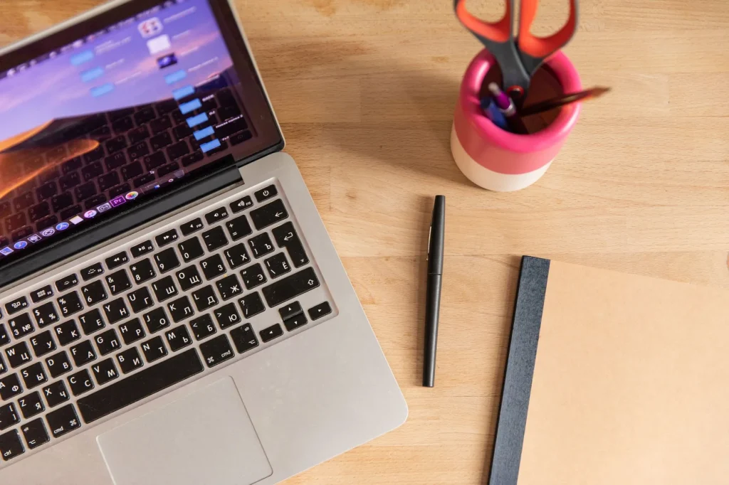 Outils numériques personnels et professionnels sur un bureau avec ordinateur et téléphone