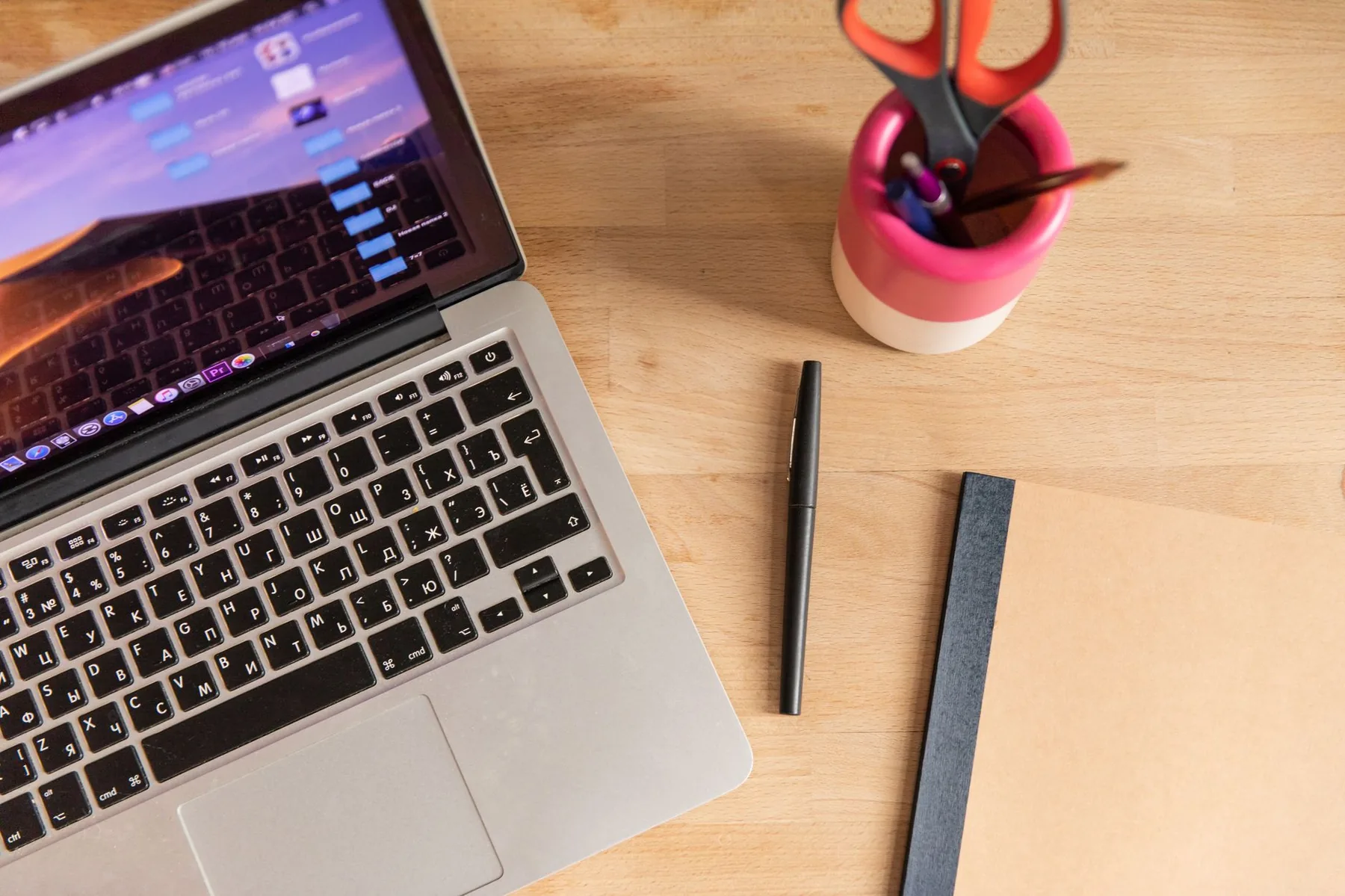 Outils numériques personnels et professionnels sur un bureau avec ordinateur et téléphone