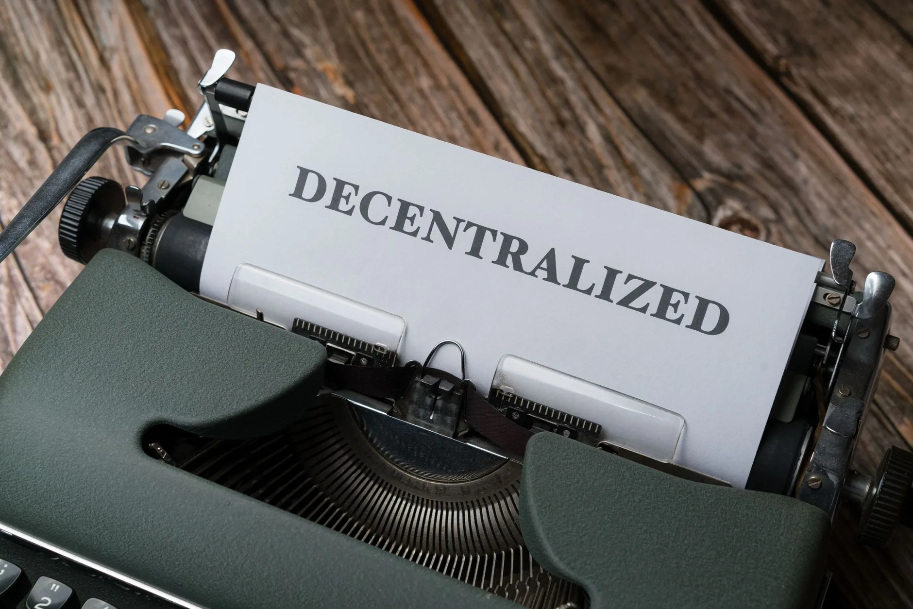 Réseau pair-à-pair décentralisé illustrant le concept P2P et ses connexions informatiques
