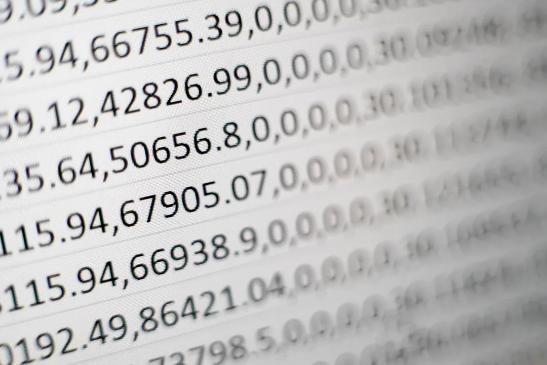 Document PDF avec chiffres sur papier blanc illustrant le format de fichier PDF c'est quoi