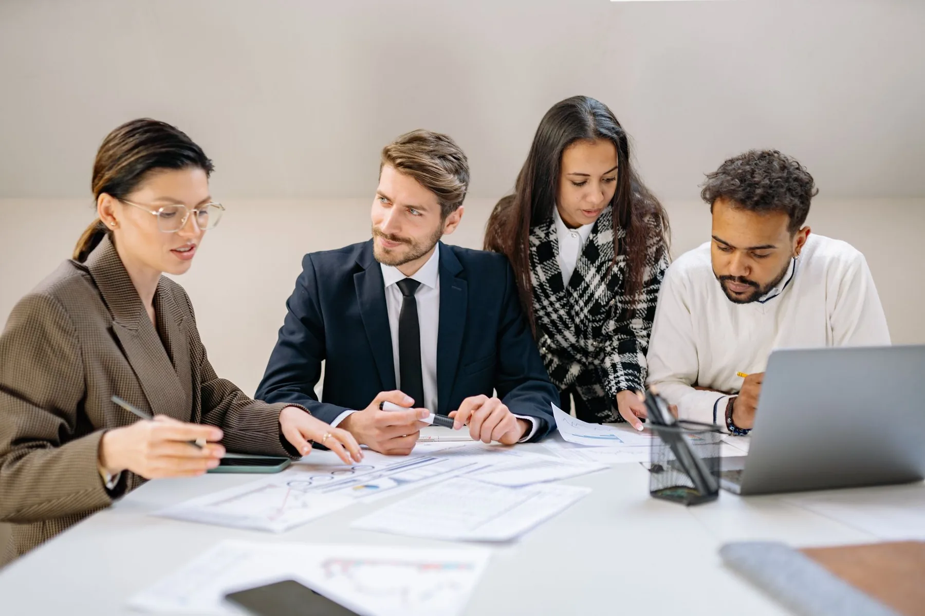 Plateforme collaborative avec interfaces de partage de documents et communication d'équipe