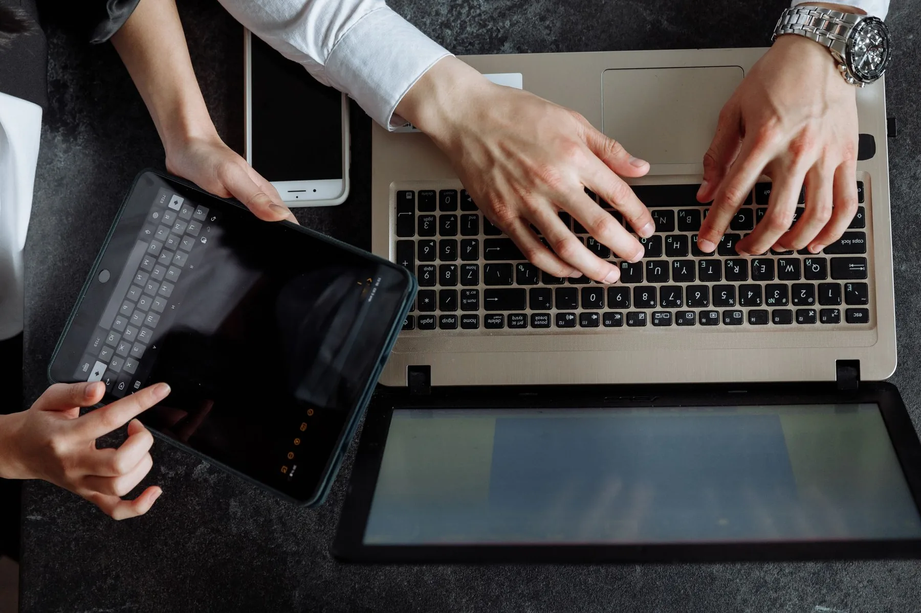 Travail collaboratif en ligne : écrans et outils numériques de communication d'équipe
