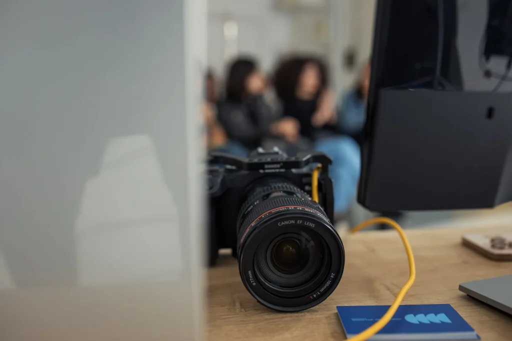 Usages numériques professionnels : ordinateur portable et documents de travail sur un bureau