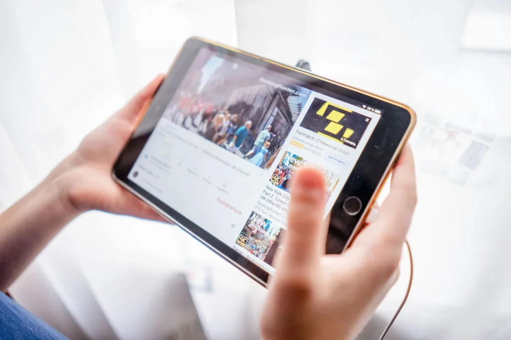 Personne utilisant un smartphone pour consulter ses applications quotidiennes, illustrant les usages numériques personnels