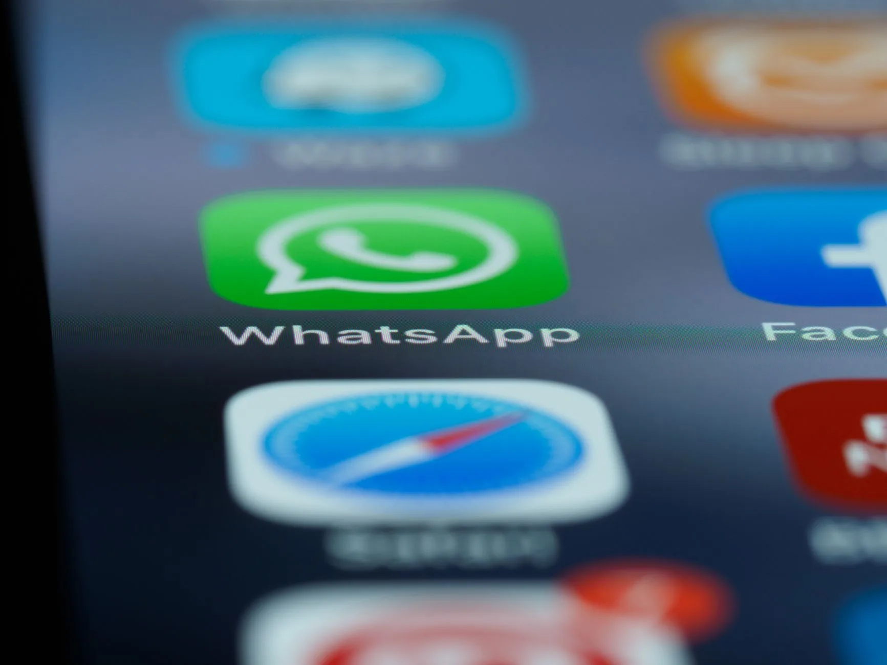 Écran d'accueil d'un smartphone affichant les icônes des apps populaires comme WhatsApp