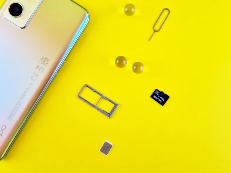Carte SIM et plateau SIM sur téléphone mobile avec carte mémoire microSD