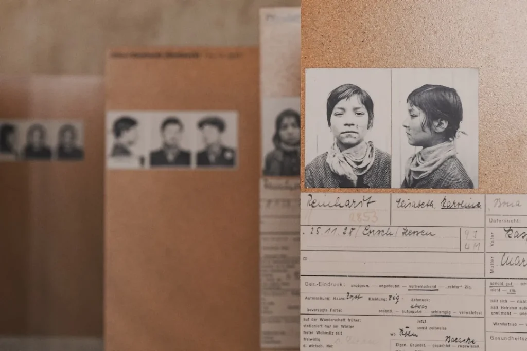 Documents officiels avec photos d'identité de femmes illustrant une e-photo biométrique
