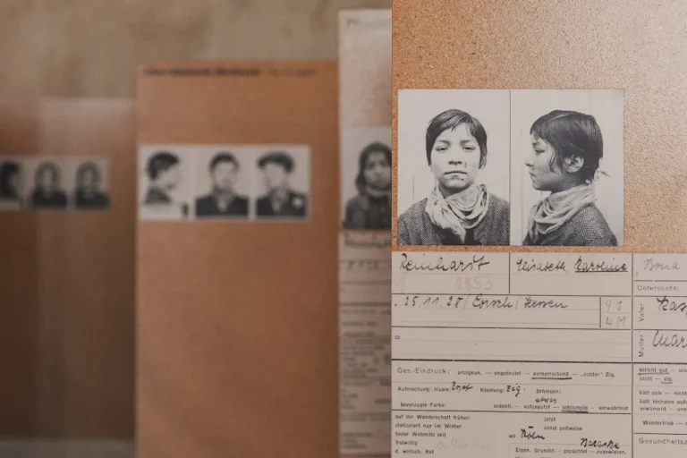 Documents officiels avec photos d'identité de femmes illustrant une e-photo biométrique