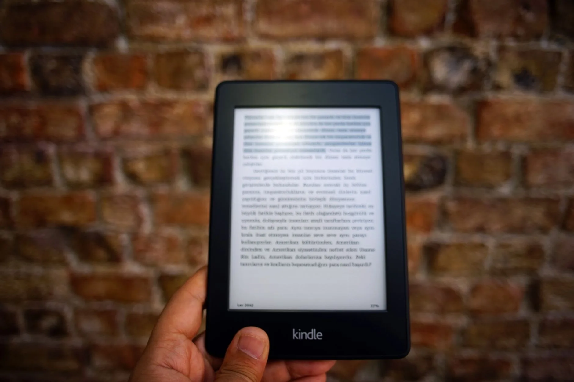 Gros plan sur une liseuse Kindle affichant un ebook, exemple de dispositif de lecture numérique