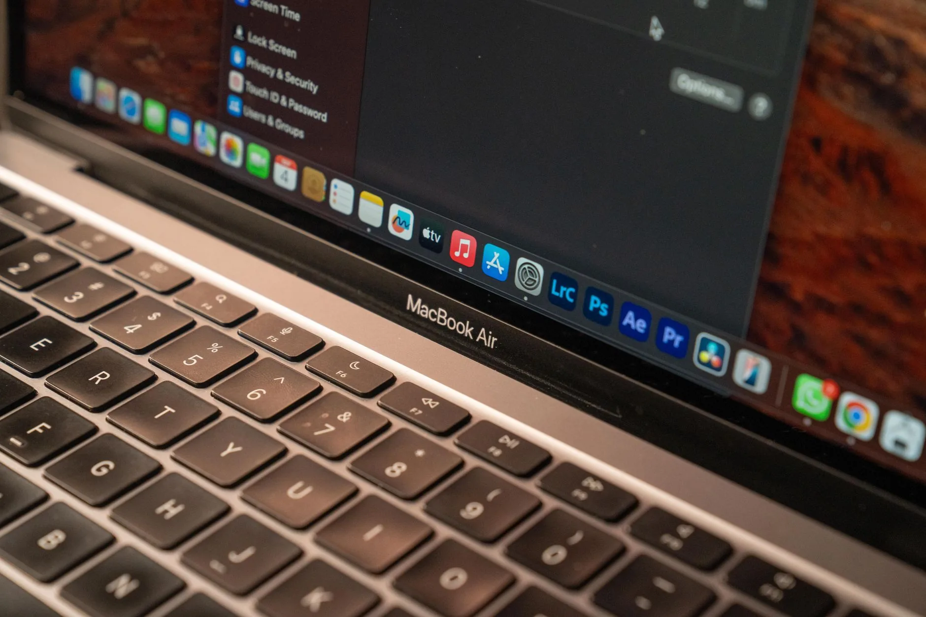 MacBook Air ouvert affichant le clavier et l'écran avec applications, qu'est-ce qu'un Mac