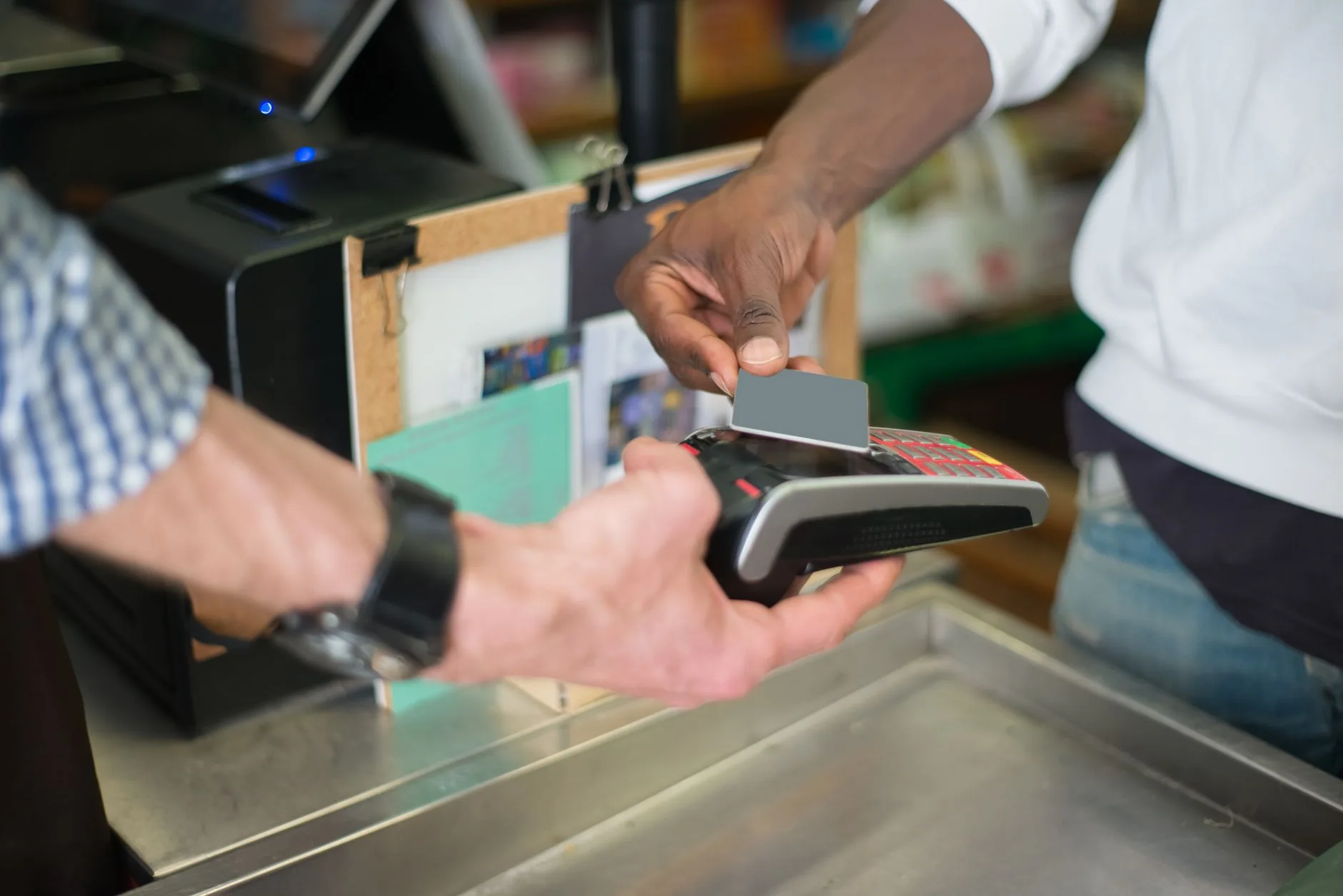 Un client utilise un tag NFC sur son téléphone pour effectuer un paiement sans contact au comptoir