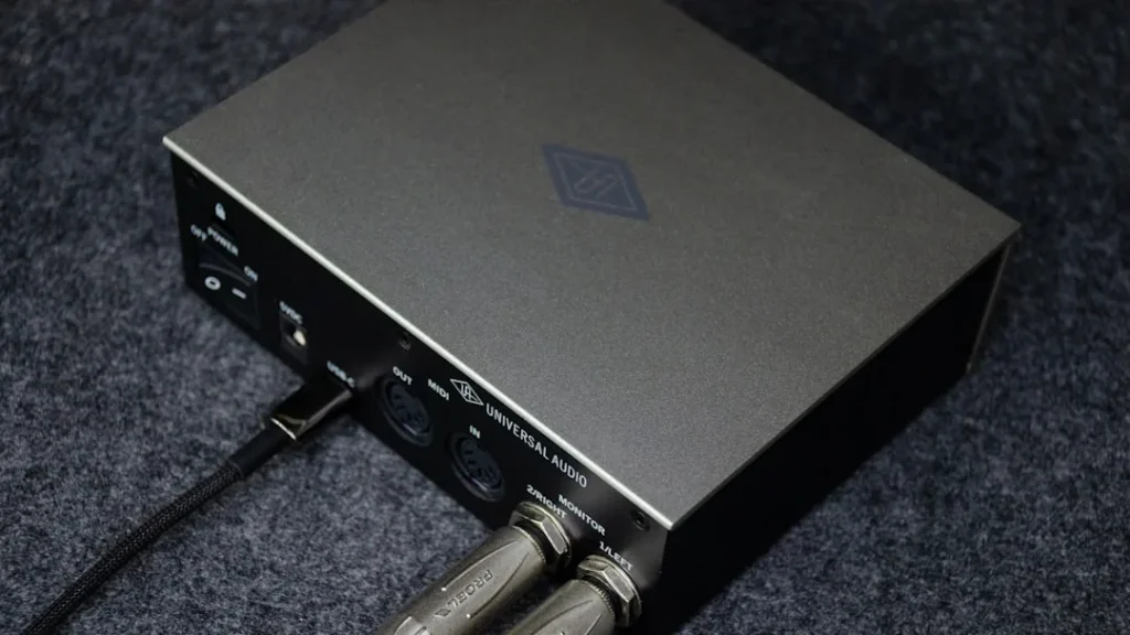Convertisseur audio numérique analogique DAC argenté avec câbles de connexion professionnels