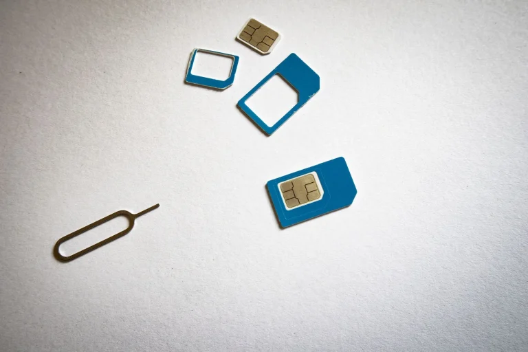 Cartes SIM et outil d'éjection en gros plan, illustrant comment désimlocker un téléphone