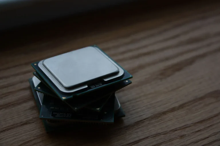 Processeurs CPU empilés en gros plan montrant la durée de fonctionnement et performance du matériel informatique