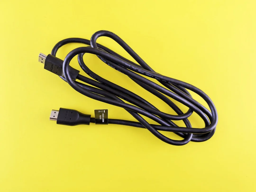 Câble HDMI 4K connecté à une télévision pour comprendre le HDCP et la protection vidéo