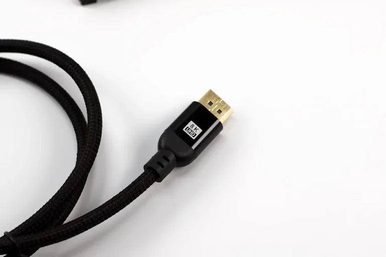Câble HDMI tressé noir avec connecteur doré pour la connexion HDCP