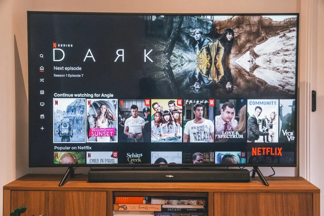 Câble HDMI eARC connecté à une TV et une barre de son pour home cinéma
